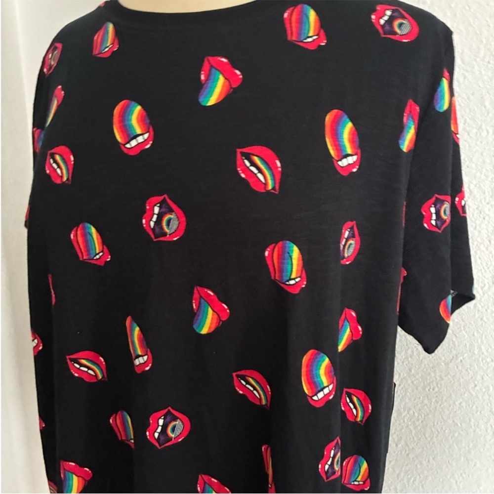 Torrid rainbow lips tee - Picture 2 of 5